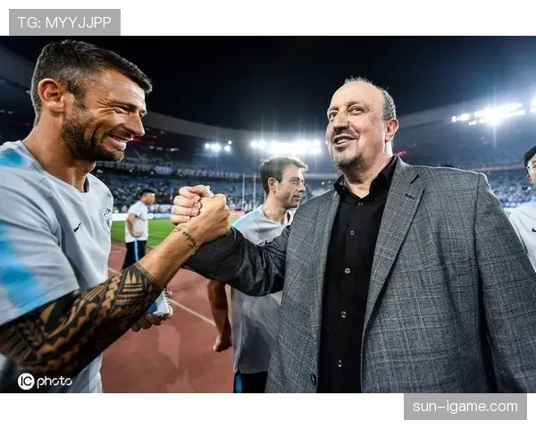 贝尼特斯重返赛场引领战术革新，球队焕然一新引关注