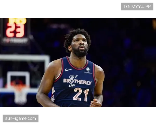 恩比德场下喝奶茶被拍，这身材管理真不怕教练骂？